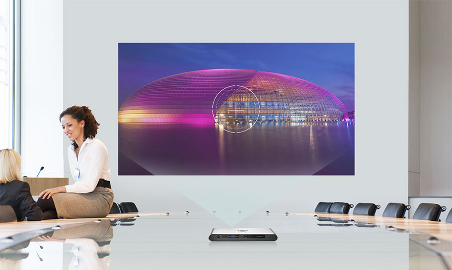 全自動對焦,智能梯形校正